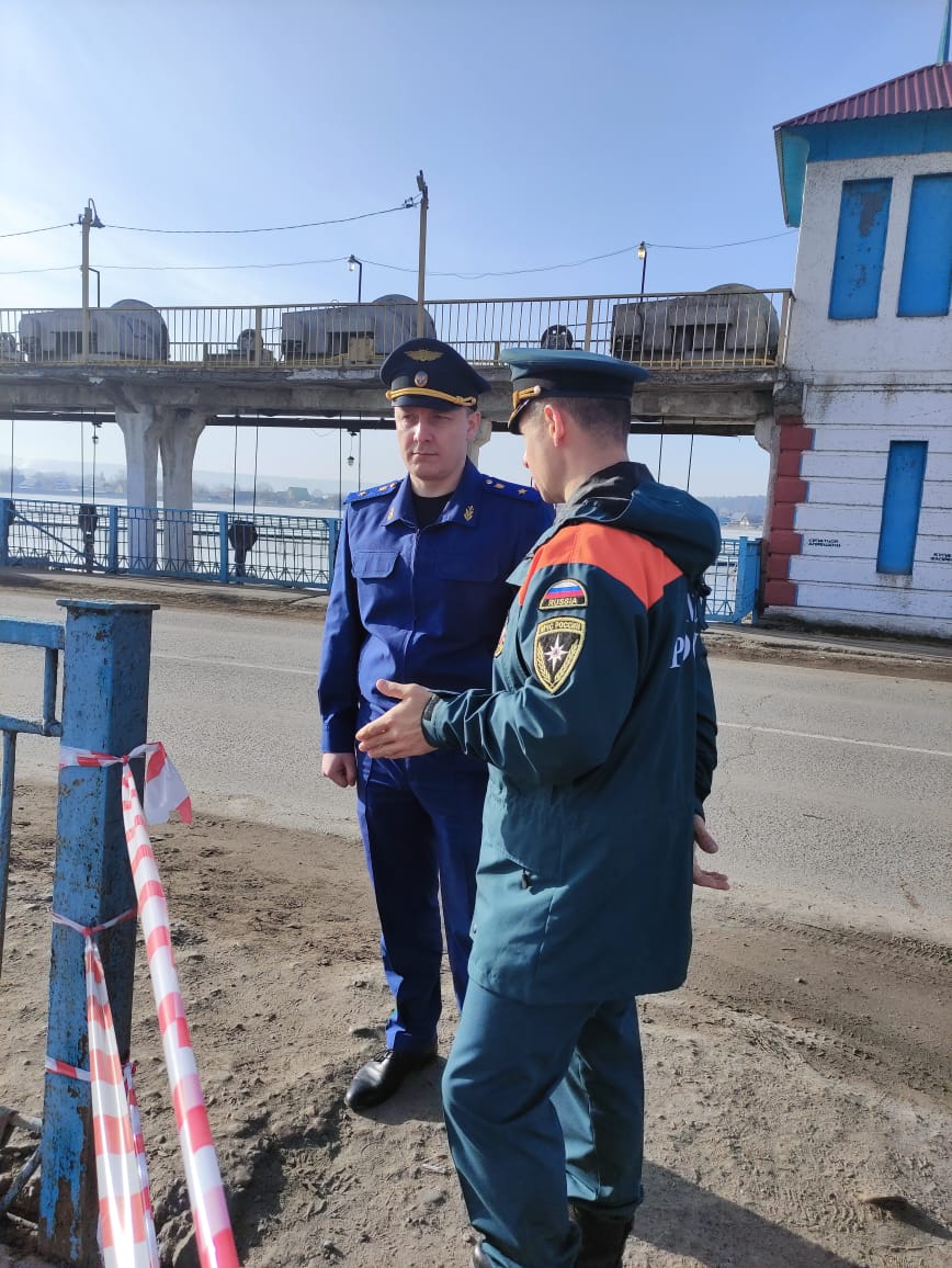 Прокурор Алтайского края Антон Герман  оценил состояние гидротехнического сооружения  на реке Космале в Павловском районе.